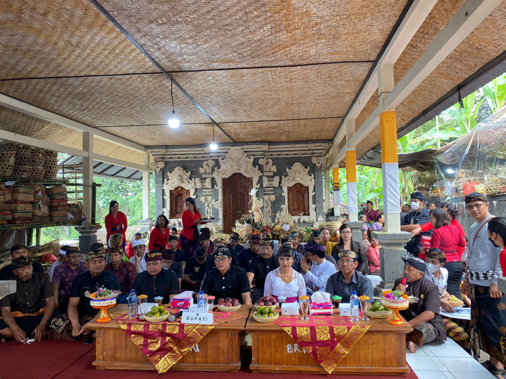 Perbekel Petang Menghadiri Prawartaka Karya Ngaben Masal / Ngerit Dan Atma Wedana ,di Desa Sulangai